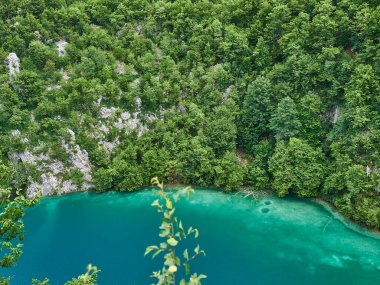 Hırvatistan 'daki Plitvice gölleri, turkuaz göller ve pikoresk ve savunmasız su manzaralarındaki akarsular arasında popüler bir turizm beldesi.