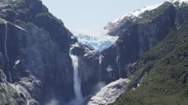 Ventisquero Colgante, Patagonya, Şili, Güney Amerika 'daki Carretera austral boyunca ulusal parkta şelale ve gölle asılı bir buzul.