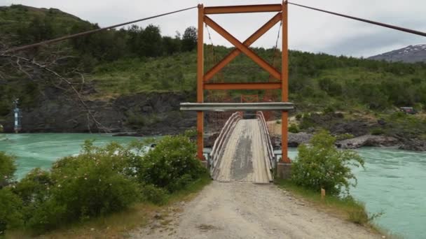 リオベイカーを横断するオレンジの吊り橋で 白い急流とトルコ石の川がCarretera Austral Patagonia Chile South Americaに沿っています — ストック動画