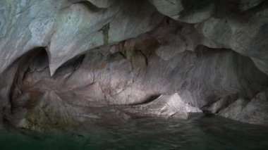 Şili, Patagonya 'daki carretera austral boyunca uzanan lago genel carrera' da mermer mağaralara, kılcal de marmol 'a motorlu tekne turizmi.