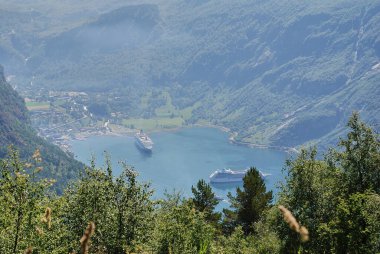 Güneşli bir günde Norveç 'in popüler ve manzaralı Geiranger fiyordunda seyahat gemisi