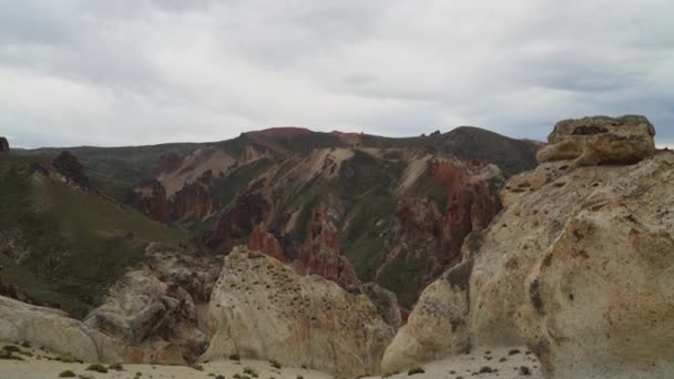 Rock Formations Hiking Trail Cuevas Las Manos Reserva Nacional Lago — Vídeo de Stock