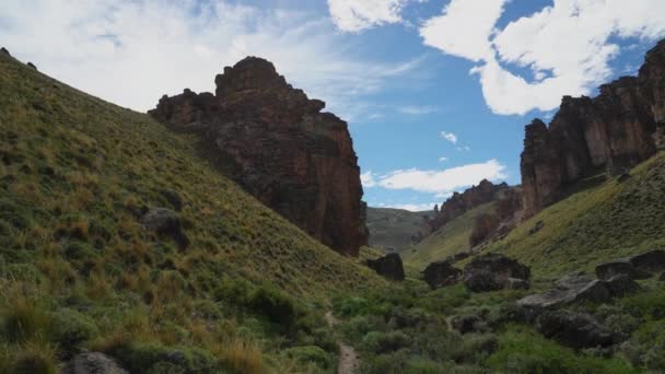Rock Formations Hiking Trail Cuevas Las Manos Reserva Nacional Lago — Vídeo de stock