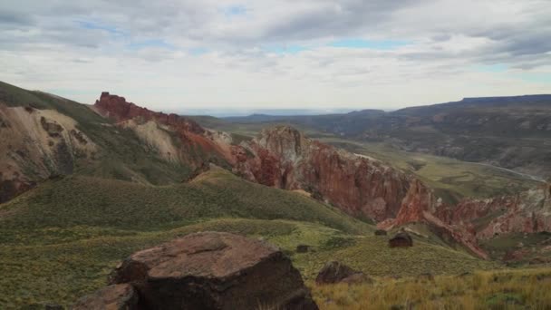 Rock Formations Hiking Trail Cuevas Las Manos Reserva Nacional Lago — Vídeo de stock