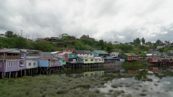 カストロ 2018年 チリのチロー島にあるカストロのカラフルな家 — ストック動画