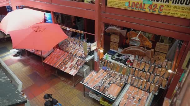 プエルトモント 12月23 2018 新鮮な魚介類のソースパタゴニア チリの太平洋岸でプエルトモントの港の魚市場 — ストック動画