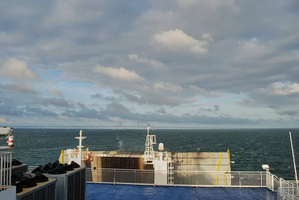 Luebeck 'ten Malmoe' ye giden Öresund Köprüsü 'nün altından geçen feribot Baltık Denizi' nden geçiyor.