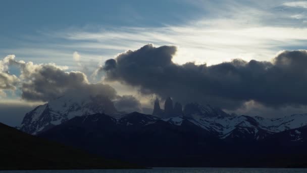 Thick Clouds Moving Iconic Torres Torres Del Paine National Park — Vídeo de stock