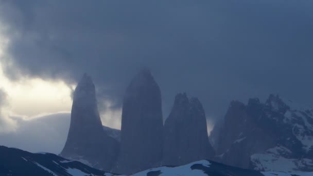 Thick Clouds Moving Iconic Torres Torres Del Paine National Park — Vídeos de Stock