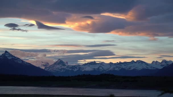 Atardecer Dramático Con Nubes Anaranjadas Cerca Del Glaciar Perito Moreno — Vídeo de stock