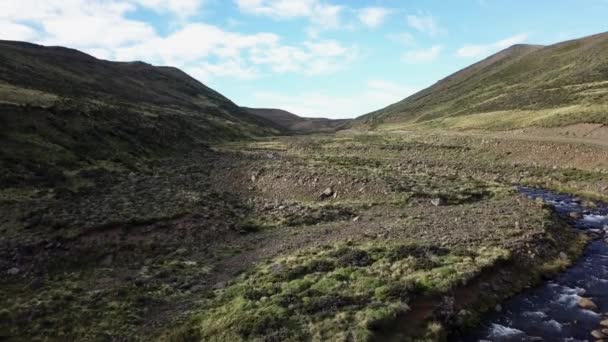 Luchtfoto Van Een Levendige Rivier Die Door Het Bergachtige Landschap — Stockvideo