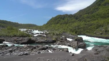 Rio Petrohue lago dos los santos 'a yakın, Patagonya, Şili' de Osorno yakınlarında popüler bir seyahat merkezi.