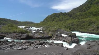 Rio Petrohue lago dos los santos 'a yakın, Patagonya, Şili' de Osorno yakınlarında popüler bir seyahat merkezi.