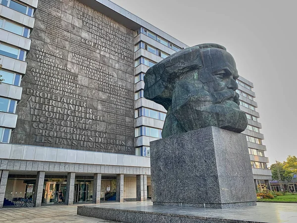 Chemnitz Germany 2021 Monument Karl Marx Infront Building Displaying Text 스톡 이미지
