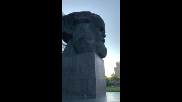 ドイツ ケムニッツ 2021年9月8日 カール マルクス記念碑の前に 石に刻まれた大きな文字で彼の共産主義の論文のテキストを表示します — ストック動画