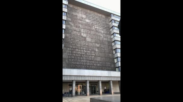 Chemnitz Germany 2021 Monument Karl Marx Infront Building Displaying Text — Video