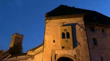 Eisenach, Almanya - 09 06 2021: Eski Alman Wartburg şatosu Eisenach gece aydınlandı, eski şehrin yükseklerinde yükseldi, Ortaçağ 'da Protestan Martin Luther' in sığınağıydı.