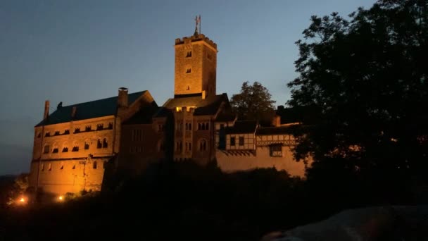 アイゼナハ ドイツ 2021年6月 アイゼナハの旧ドイツ軍の城は 古い町の上に高くそびえる夜に点灯し 中世の抗議者マーティン ルターの避難所でした — ストック動画