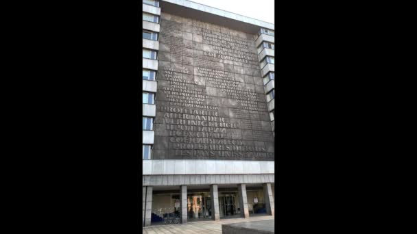 Chemnitz Germany 2021 Monument Karl Marx Infront Building Displaying Text — Video