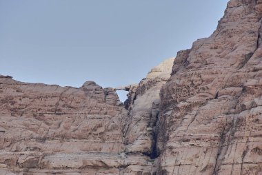 Ürdün 'deki kurak ve kuru Wadi Rum Çölü' nde kayalık bir köprü.