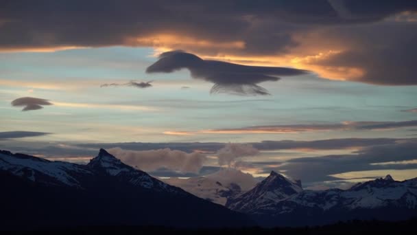 Dramatischer Sonnenuntergang Mit Orangen Wolken Der Nähe Des Perito Moreno — Stockvideo
