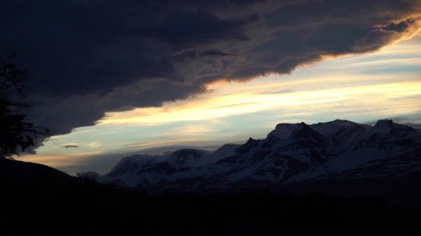 Dramatische Zonsondergang Met Oranje Wolken Dichtbij Perito Moreno Gletsjer Calafate — Stockvideo