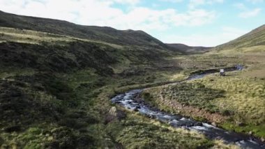 And Dağları 'nın dağlık arazisinden geçen, Patagonya, Arjantin' de karla kaplı zirveleri olan canlı bir nehrin havası.