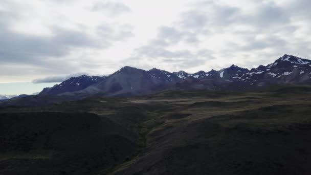 Dağları Nın Dağlık Arazisinden Geçen Patagonya Arjantin Karla Kaplı Zirveleri — Stok video