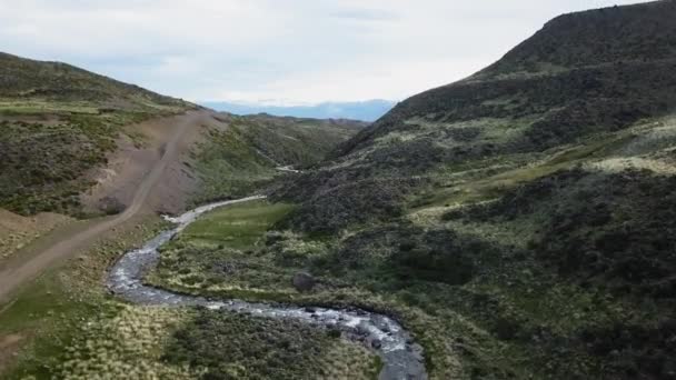 Luchtfoto Van Een Levendige Rivier Die Door Het Bergachtige Landschap — Stockvideo