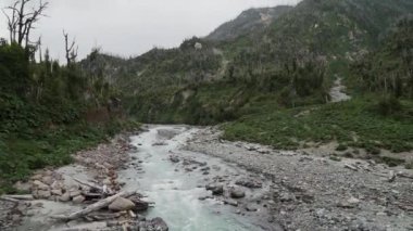 Güney Amerika 'daki Carretera Astral boyunca Şili, Patagonya' daki Chaiten volkanik arazisinden akan nehir.