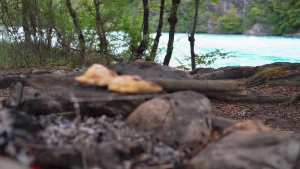 Empanadas Calientan Sobre Fuego Abierto Junto Rio Baker Con Rápidos — Vídeo de stock