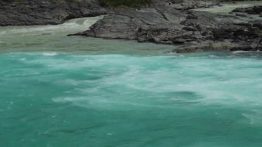 Rio Baker ve Rio Neff kavşağında beyaz su, Patagonya, Şili 'deki carretera austral boyunca turkuaz suyla birlikte akmaktadır..