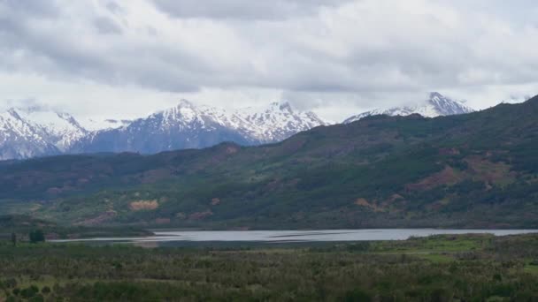 Carretera Austral Boyunca Uzanan Patagonya Manzarası Derin Mavi Göl Dağları — Stok video