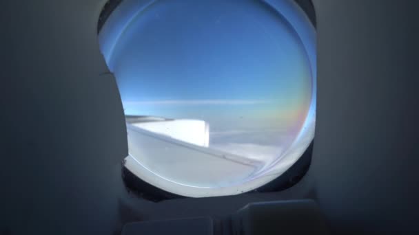 Вид Окна Самолета Летящего Высоко Над Облаками Ясное Голубое Небо — стоковое видео
