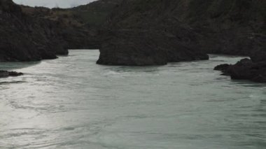 Rio Baker ve Rio Neff kavşağında, Patagonya, Şili 'deki carretera austral boyunca turkuaz suyla akıntıların yavaş ilerlemesi..