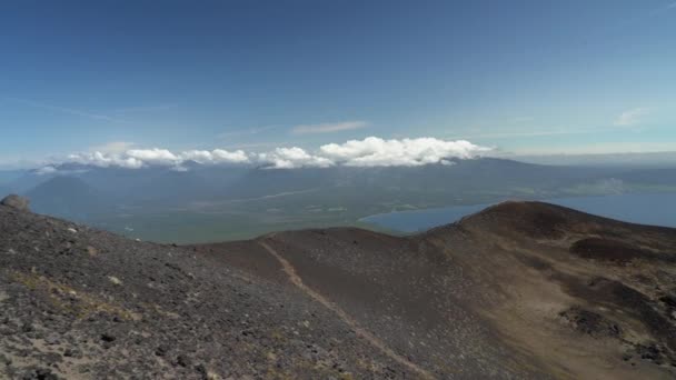 Вигляд Над Вулканічним Ландшафтом Глибоким Синім Озером Вулкані Озерно Патагонії — стокове відео