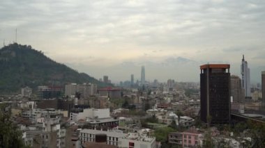 Şili 'nin başkenti Santiago de Chile' in şehri And Dağları 'nın eteklerinde, Güney Amerika' da yüksek gökdelenleri olan yoğun nüfuslu bir metropol..