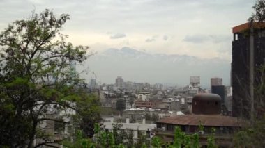 Şili 'nin başkenti Santiago de Chile' in şehri And Dağları 'nın eteklerinde, Güney Amerika' da yüksek gökdelenleri olan yoğun nüfuslu bir metropol..