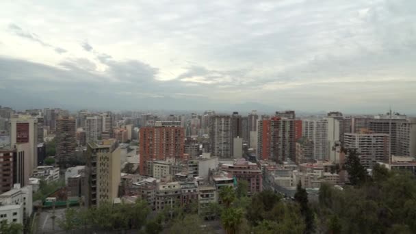 智利首都圣地亚哥的城市景观位于安第斯山脉脚下 是一个人口稠密的大都市 有许多高耸的摩天大楼 — 图库视频影像