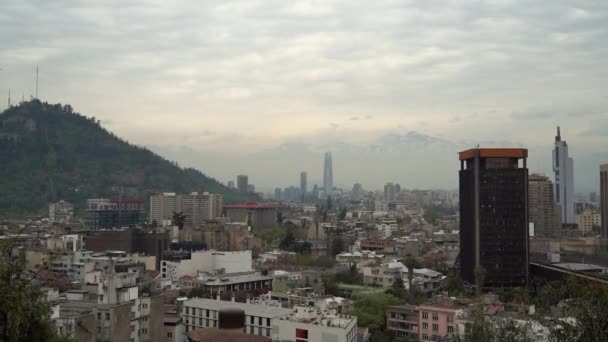 Cityscape Santiago Chile Chiles Huvudstad Vid Foten Andes Bergskedja Tätbefolkad — Stockvideo