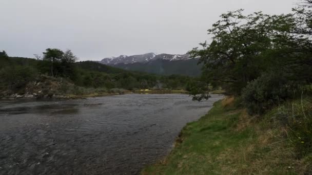 Río Que Fluye Través Del Áspero Escarpado Paisaje Patagonia Largo — Vídeo de stock