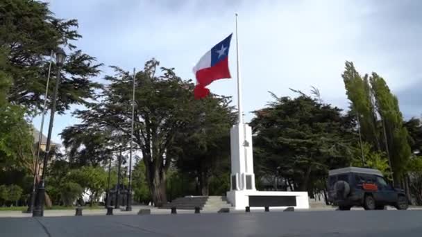 Punta Arenas Χιλή 2018 Μεγάλη Σημαία Που Κυματίζει Πάνω Από — Αρχείο Βίντεο