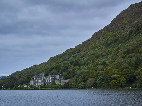 Galway, İrlanda 09: 16 2015: Kylemore Manastırı İrlanda 'da yürüyüş ve eğlence için popüler bir seyahat merkezi olan yemyeşil Connemara Ulusal Parkı' nın manzarasında