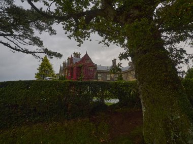 Killarney, İrlanda - 09: 22 2015: Eski Killarney House Kerry 'nin halka yakın popüler bir seyahat diyarı..