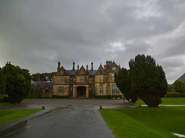 Killarney, İrlanda - 09: 22 2015: Eski Killarney House Kerry 'nin halka yakın popüler bir seyahat diyarı..
