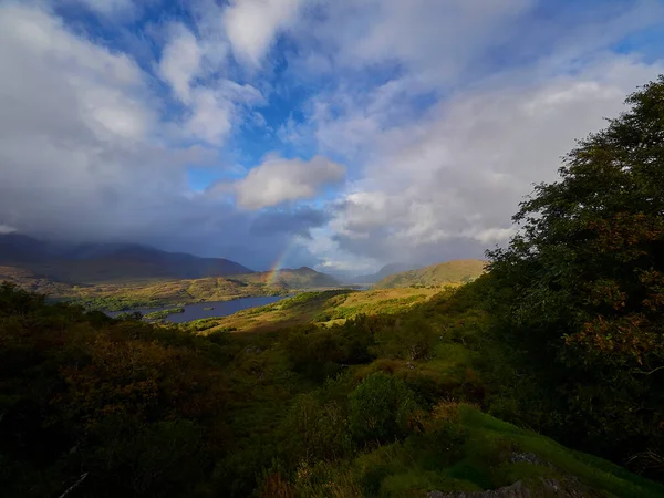 アイルランドのグレンガリフ国立公園のケンメア道路沿いの風景 — ストック写真