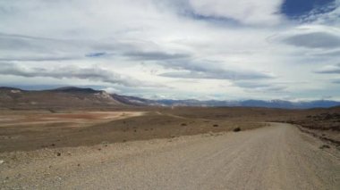 Patagonya, Arjantin, Güney Amerika 'daki kurak tombul bölge boyunca çakıl yolu.