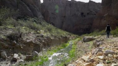 Patagonya 'nın tombul bölgesindeki Piedra Parada Vadisi' nde tanınmayan bir yürüyüşçü, Arjantin 'in dağcılar için popüler bir seyahat merkezi..