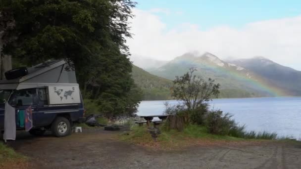 Fuoristrada Parcheggiata Campeggio Vicino Una Foresta Sul Lago Nahuel Huapi — Video Stock