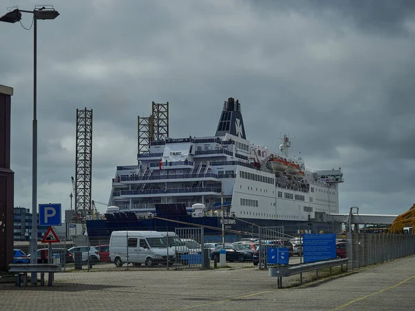 Ijmuden, Hollanda - 05: 18 2018: Amsterdam 'dan Newcastle' a giden feribot Ijmuiden limanına yanaşıyor.